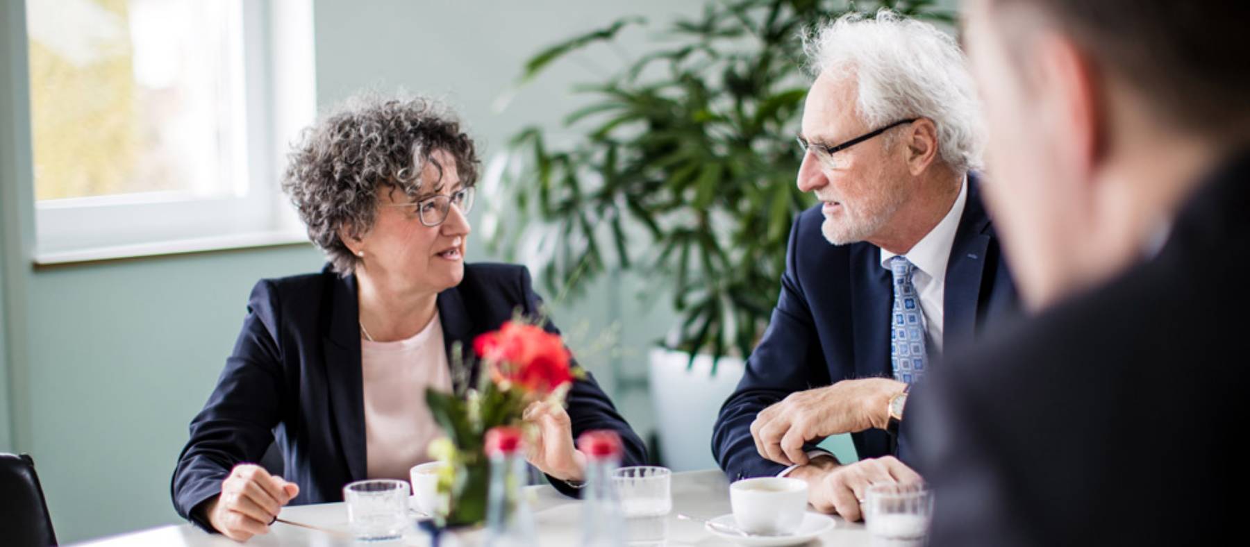 Zwei Steuerberater sitzen am Tisch